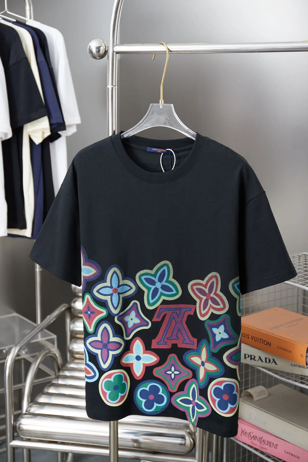 🅿️190 1V 25SS early spring new style Colorful digital LV lettering short sleeves Light luxury essential item for daily commuting for men and women Correct version Welcome to compare Detailed features · 320g 100% pure cotton double yarn jersey fabric · Special thickened 32 pieces of double-strand 1X1 thread in the same cylinder custom dyeing · Positioned color digital LV lettering printing · Double needle stitching and cross-stitching technology · Original main mark, washed tag, brand moisture-proof paper packaging Color: black/white Size: S/M/L/XL